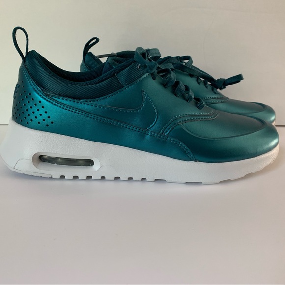Nike Shoes - Nike women’s AirMax sneaker Nike Shoes - Nike women’s AirMax sneaker